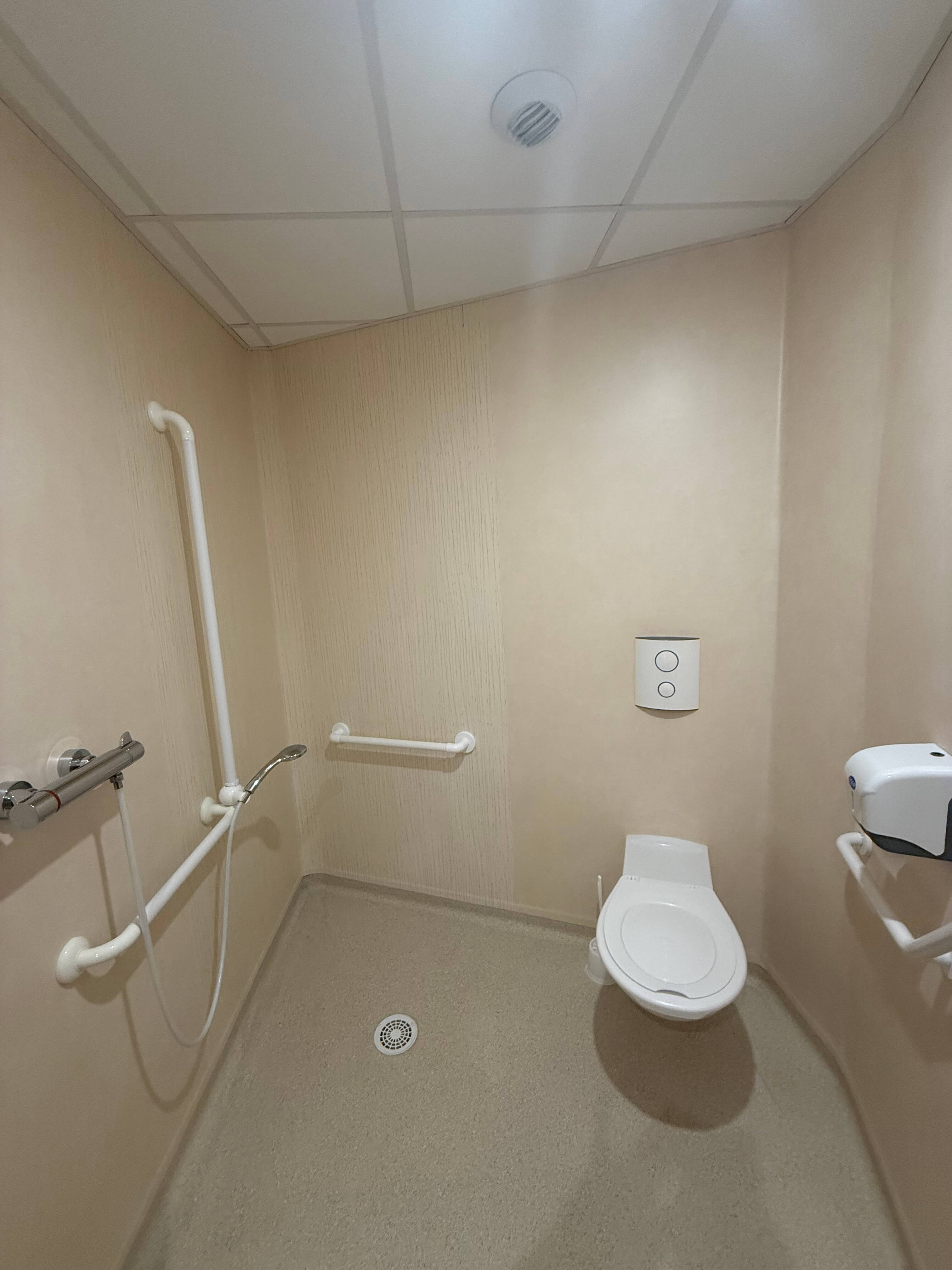 Salle d'eau adaptée et sécurisée avec douche à l'italienne